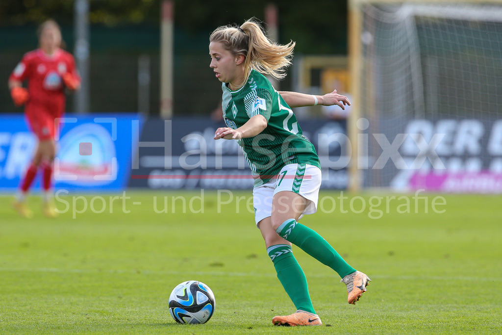 Fussball, Google Pixel Frauen-Bundesliga, SV Werder Bremen - TSG 1899 Hoffenheim | v.li.: Nina Lührßen (SV Werder Bremen, 27) am Ball, Einzelbild, Ganzkörper, Aktion, Action, Spielszene, DIE DFB-RICHTLINIEN UNTERSAGEN JEGLICHE NUTZUNG VON FOTOS ALS SEQUENZBILDER UND/ODER VIDEOÄHNLICHE FOTOSTRECKEN. DFB REGULATIONS PROHIBIT ANY USE OF PHOTOGRAPHS AS IMAGE SEQUENCES AND/OR QUASI-VIDEO.