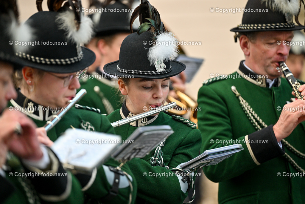 Neujahrschnalzen_ Aperschnalzen 2024_ 01.01.2024-30 | 01.01.2024, Promenade Linz, AUT, Landhaus im Bild Neujahrschnalzen 2024, Turmblaeser, Prangerschuetzen, Tradition, Brauchtum, Blasmusik, Peitschen, Trachtenverein Altstaedter Bauerngmoa, Promenade, Landhaus, Turm, Linz, Orts- und Bauernmusi St. Wolfgang