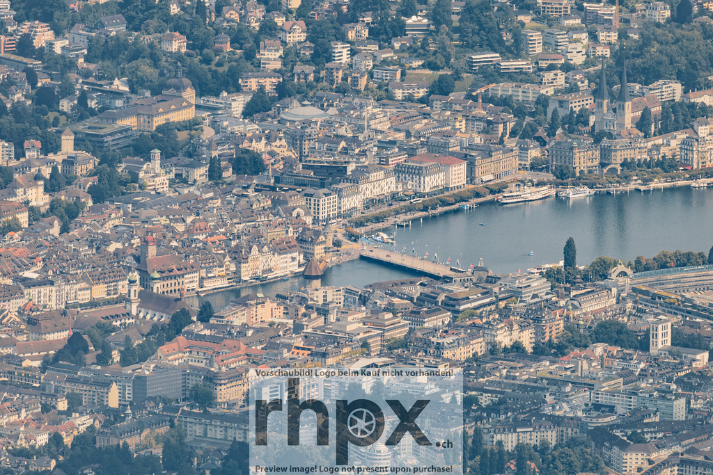 Aussicht auf die Stadt Luzern | Dächer. Fluss. Seeufer.

Ein imposanter Blick aus der Höhe erfasst die gesamte Stadt Luzern, die sich vom Ufer des Vierwaldstättersees bis in die umliegenden grünen Hügel erstreckt. Man erkennt die historischen Bauwerke am Fluss und das lebendige Zentrum der Stadt unter einem klaren Tageslicht.

Wähle unter "Produktauswahl" dein Wunschformat: Vom klassischen Wandbild über Puzzle & Tassen bis zum digitalen Download (z.B. als Handy-Hintergrund). - Realisiert mit Pictrs.com