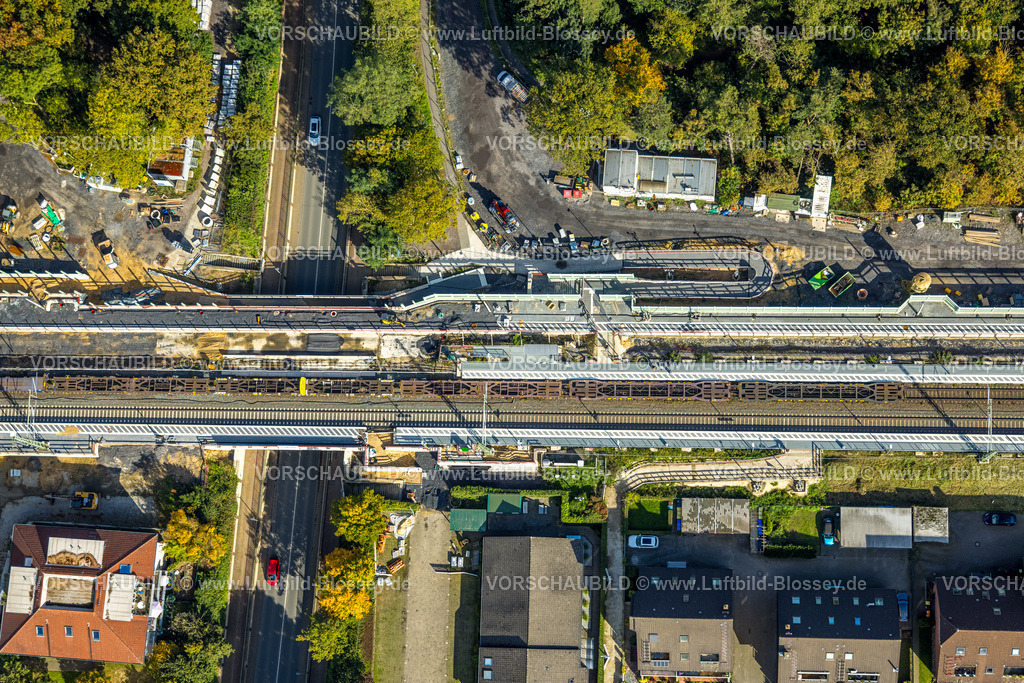 Voerde241009341 | Luftbild, Hbf Bahnhof Voerde, Baustelle Brücke Steinstraße, Ausbau der Betuweroute und Betuwe-Linie Eisenbahnstrecke, Baustelle mit Schallschutzwand, Voerde, Ruhrgebiet, Niederrhein, Nordrhein-Westfalen, Deutschland