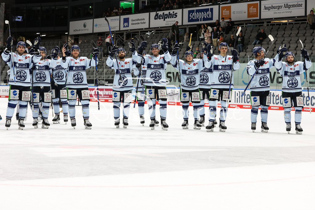 Augsburger Panther - Straubing Tigers | Das Team der Straubing Tigers feiert nach dem Sieg in Augsburg zusammen mit den mitgereisten Fans /