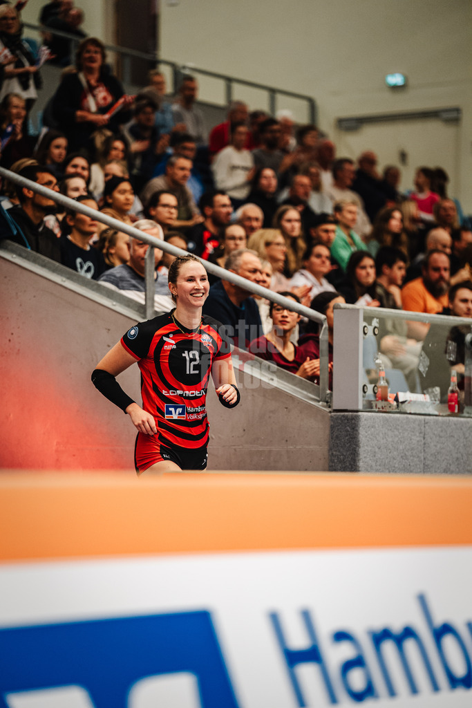 Volleyball | Frauen | Saison 2025/2026 | Volleyball Bundesliga | ETV Hamburger Volksbank Volleys vs. Dresdner SC | 15.11.2025 | Hannah Ammerman (#12, ETV Hamburger Volksbank Volleys) läuft in die Arena ein