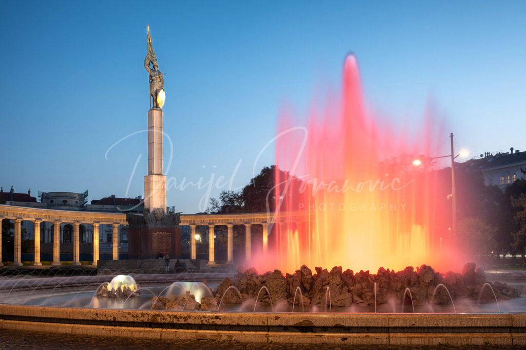Schwarzenbergplatz | Hochstrahlbrunnen und Heldendenkmal am Schwarzenbergplatz
