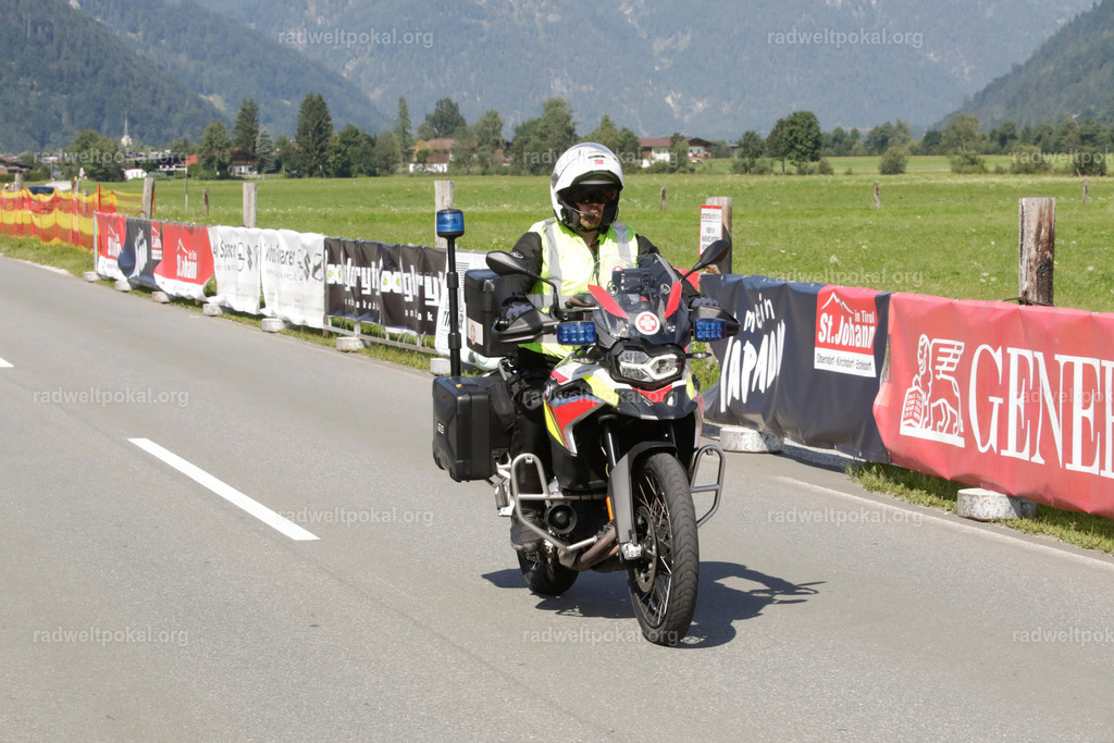 1177_20230817_Bewerb_Maenner_Muehlanger | AUT - OESTERREICH, 2023-08-16: SPORT RENNRAD-FAHREN - 55. INTERNATIONALER RADWELTPOKAL IN ST. JOHANN IN TIROL  - Vintage-Radrennen mit WM-Bronze-Medaillen-Siegerin Christina Schweinberger, den Teilnehmer und Alexander Baumann (vom Orginastions-Team) - TAG 2 BEWERB MAENNER IN SECHS GRUPPEN  ; Foto: Roland Muehlanger