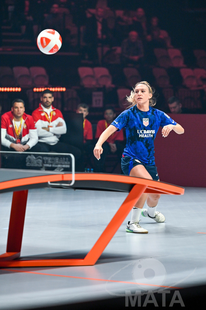 _DWI5620 | Carolyn Greco (USA) beim Frauen- Single Ungarn vs. USA bei der Teqball Weltmeisterschaft 2022 in der Kia Metropole Arena. Nürnberg, 27.11.2022 - Realisiert mit Pictrs.com