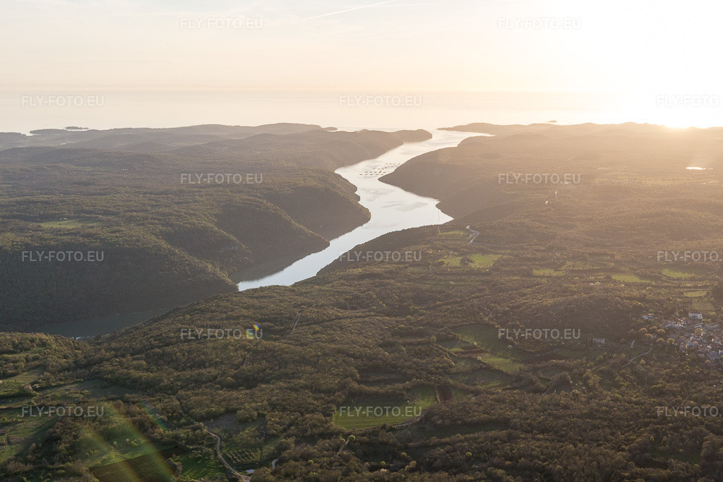 Vue aérienne: Vue de la ville à Jural dans le département Gespanschaft Istrien, Croatie. Photo: IMG_106134.jpg prise le 13/04/2018 par Werner Riehm/FLY-FOTO.eu – Résolution de l'original: 5472 x 3648 px