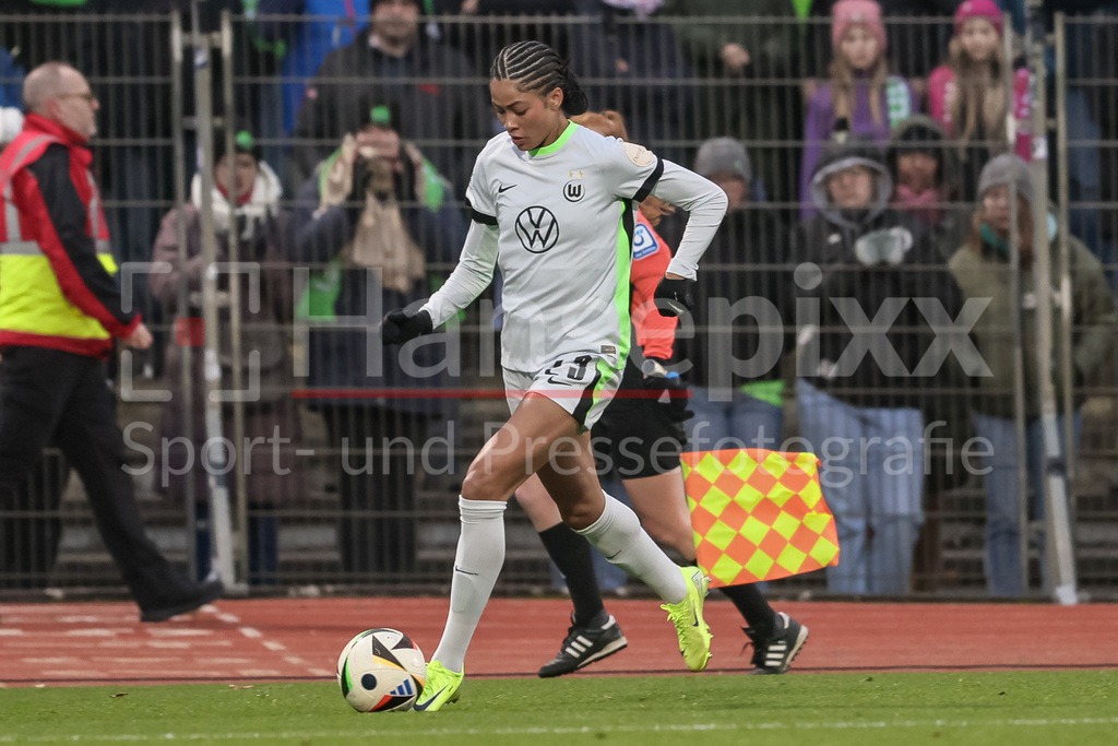 Fussball, Google Pixel Frauen-Bundesliga, SV Werder Bremen - VfL Wolfsburg | v.li.: Sveindis Jonsdottir (VfL Wolfsburg, 23) am Ball, Freisteller, Einzelbild, Ganzkörper, Aktion, Action, Spielszene, DIE DFB-RICHTLINIEN UNTERSAGEN JEGLICHE NUTZUNG VON FOTOS ALS SEQUENZBILDER UND/ODER VIDEOÄHNLICHE FOTOSTRECKEN. DFB REGULATIONS PROHIBIT ANY USE OF PHOTOGRAPHS AS IMAGE SEQUENCES AND/OR QUASI-VIDEO.