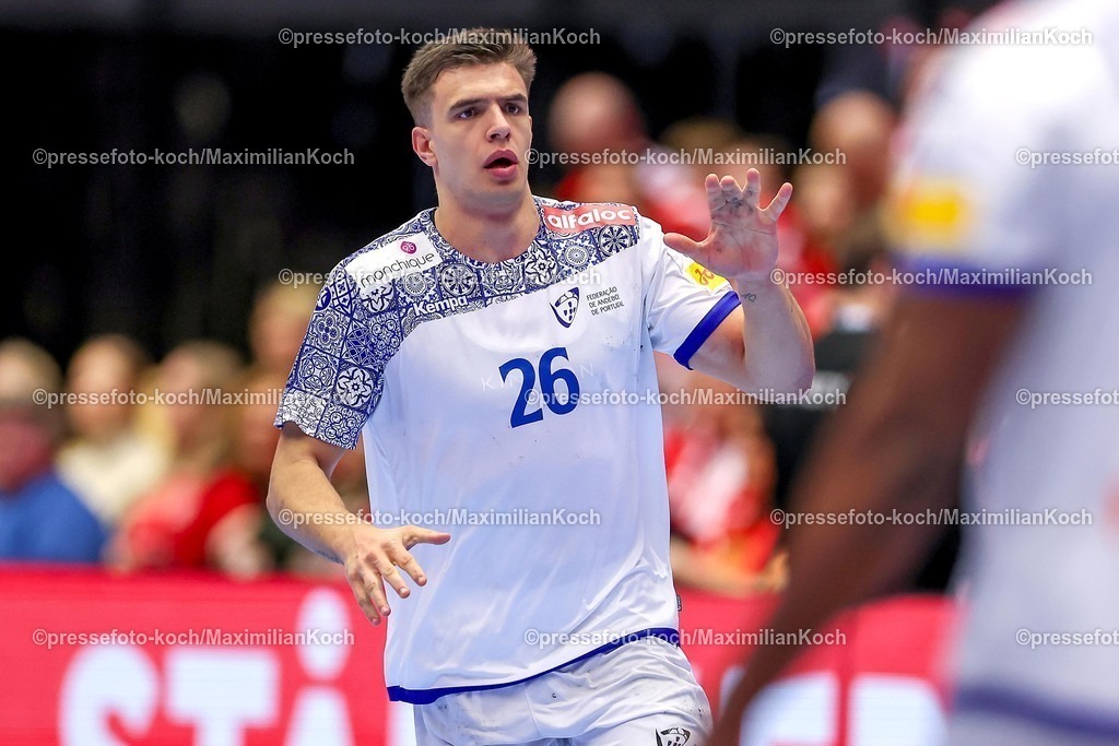 EHF18012601063 | 18.01.2026, Handball, Men's EHF EURO 2026, Portugal - Nordmazedonien, Jyske Bank Boxen in Herning, Dänemark, Preliminary Round:  Francisco Mota Costa (Portugal #26) gestikulierend auf dem Spielfeld  