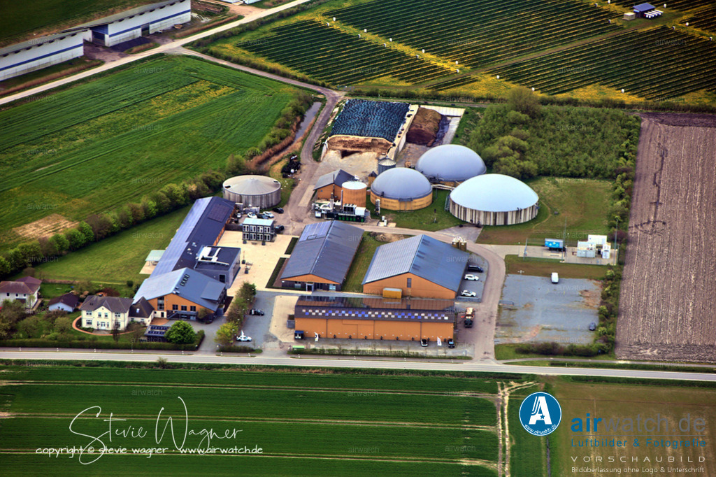 Luftbild GP JOULE | GP JOULE ist ein integrierter Energieversorger, der in allen Bereichen der Energie-Wertschöpfungskette aktiv ist, von der Erzeugung bis zur Nutzung. Das Unternehmen plant, baut und führt Solar- und Windparks, errichtet Wasserstoffinfrastrukturen, realisiert Nahwärmenetze und setzt E-Mobilität für Unternehmen und Kommunen um. GP JOULE beliefert Kunden mit Strom und ermöglicht Bürgerinnen und Bürgern die Beteiligung an erneuerbaren Energieprojekten.