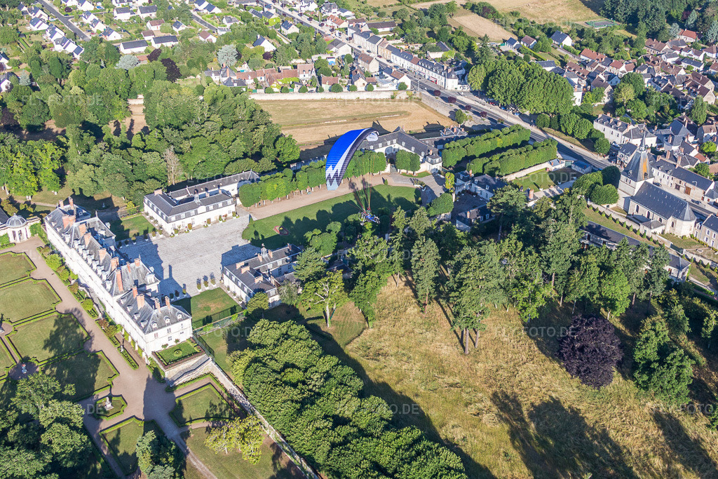 Luftbild: Schloßpark von Schloß Château de Menars an der Loire in Menars im Bundesland Loir-et-Cher in Frankreich. Foto: IMG_082110.jpg vom 20.06.2015 durch Werner Riehm/FLY-FOTO.de