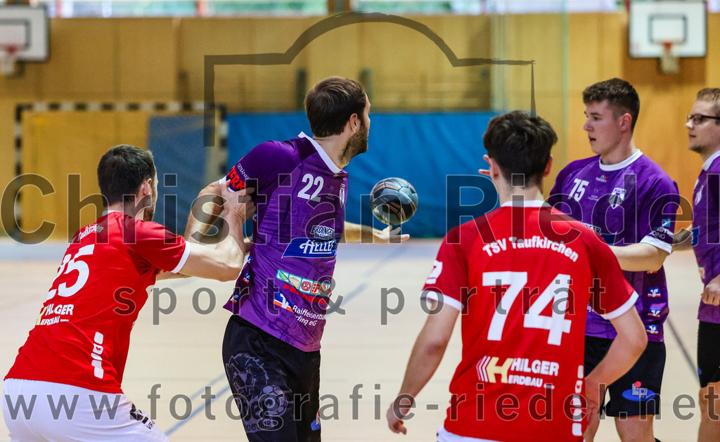 2023-10-21_011_SpVgg_Altenerding_III_gegen_TSV_Taufkirchen-Vils | Erding, Deutschland, 21.10.2023:
Handball, Bezirksklasse Männer Staffel Ost 2023 / 2024, 4. Spieltag, SpVgg Altenerding III gegen TSV Taufkirchen/Vils, Endergebnis: 27:32

Christoph Huber (TSV Taufkirchen/Vils, #25), Thomas Peteranderl (SpVgg Altenerding, #22), Julian Mühlenbeck (TSV Taufkirchen/Vils, #74), Mike Göthe (SpVgg Altenerding, #75)

Foto: Christian Riedel / fotografie-riedel.net