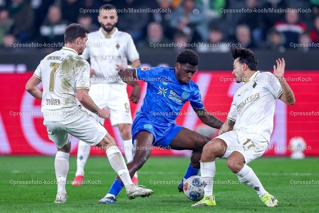 BMG07022601058 | 07.02.2026, Fußball, Borussia Mönchengladbach - Bayer 04 Leverkusen, 1. Fußball Bundesliga, 21.Spieltag, Borussia-Park, Saison 2025 2026: Ernest Poku&nbsp;(Bayer04 Leverkusen #19) im Zweikampf gegen  Kevin Stöger&nbsp;(Borussia Mönchengladbach #07)   und Jens Castrop&nbsp;(Borussia Mönchengladbach #17) DFB regulations prohibit any use of photographs as image sequences and or quasi-video.