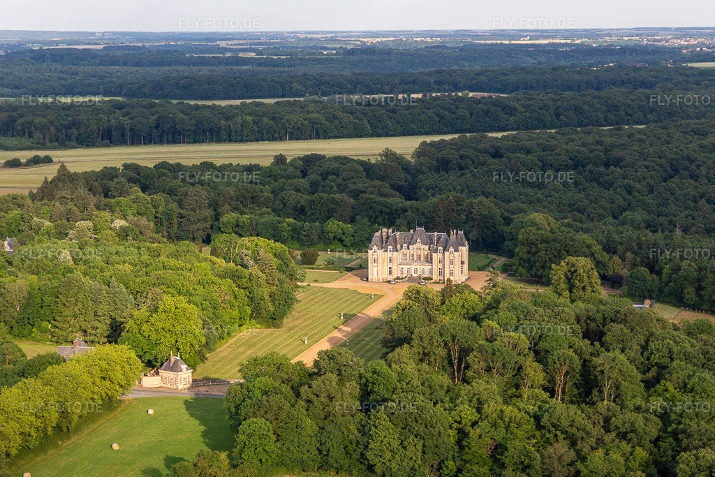 Luftbild: Le Domaine de La Pierre in Coudrecieux im Bundesland Sarthe in Frankreich. – Foto: IMG_132409.jpg vom 14.06.2022 durch Werner Riehm/FLY-FOTO.de – Auflösung des Originals: 5401 x 3601 px – Domaine de la Pierre