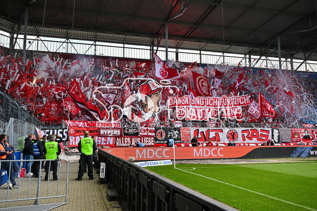 1. FC Magdeburg - Fortuna Düsseldorf | Die Fans der Fortua haben zu Spielbeginn eine Choreographie vorbereitet / Choreo / Ultras / 2. Bundesliga: 1. FC Magdeburg - Fortuna Duesseldorf, Avnet-Arena am 18.05.2025 / DFL REGULATIONS PROHIBIT ANY USE OF PHOTOGRAPHS AS IMAGE SEQUENCES AND/OR QUASI-VIDEO / Pyrotechnik / Pyro