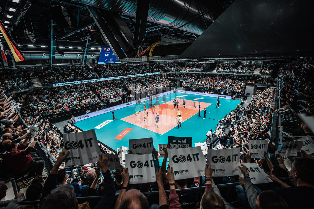 Volleyball | Männer | Saison 2022/2023 | CEV-Cup Viertelfinale | SVG Lüneburg vs. Valsa Group Modena | 11.01.2023 | Die volle LKH Arena feiert einen erfolgreichen Block der Lüneburger
