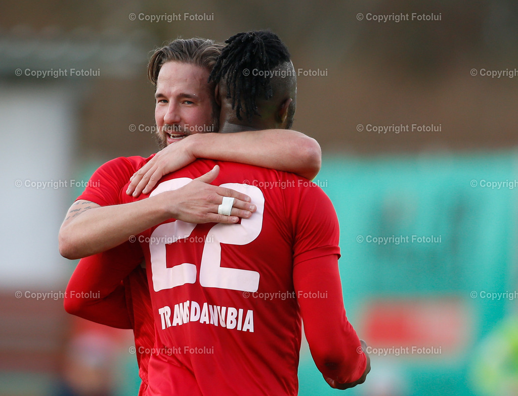 A_LUI_05052025_30 | SPORT,FUSSBALL LL.OST 05.04.2025 IM BILD: SIMON ABRAHAM UND TORSCHUETZE EMMANUELLEZIEKWE (OEDT1B) FOTO:  FOTOLUI