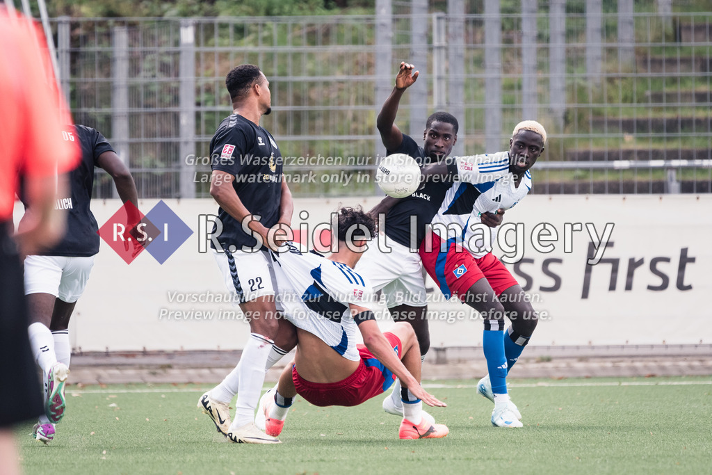 RS-1-071695 | Marvin Ajani (#22, T05) zieht Omar Abdel Megeed (#22, HSV) zu Boden. Komlan Manasse Fionouke (#8, T05) und Omar Sillah (#19, HSV) drängen zum Ball.