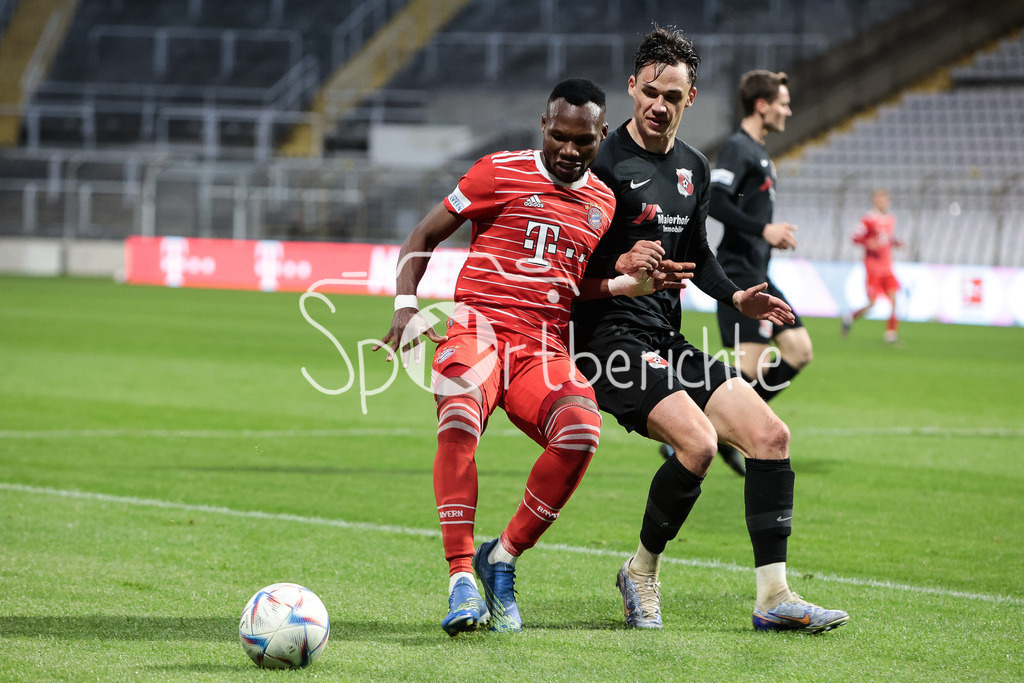 FC Bayern Amateure - SpVgg Hankofen-Hailing | Desire SEGBE AZANKPO (FCB #34) im Duell mit Jonas BLUEMEL (HANK #2)