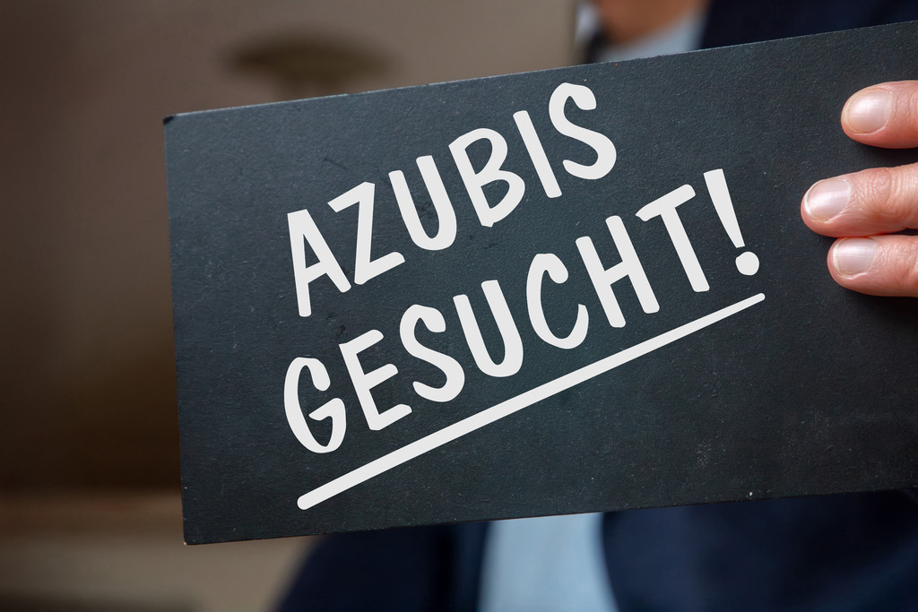 AZUBIS GESUCHT: Ein Mann hält ein Schild mit der Aufschrift AZUBIS gesucht (Vorlage, Schild) | AZUBIS GESUCHT: Ein Mann hält ein Schild mit der Aufschrift AZUBIS gesucht (Vorlage, Schild) - Realisiert mit Pictrs.com