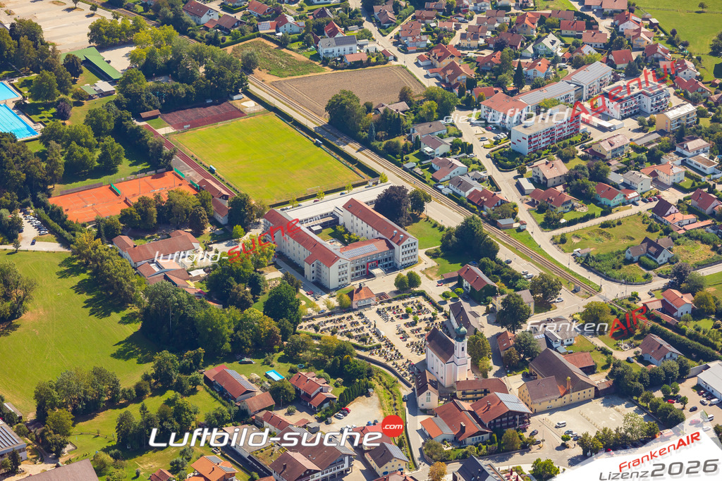 Luftaufnahme der Stadt Ruhstorf an der Rott - Die Luftaufnahme wurde 2025 vom UL-Flugzeug heraus erstellt ( keine Drohne ) - Hochauflösende Luftaufnahme - für professionelle Ausdrucke geeignet. Die Geschenkidee !Mit Lizenz und Bildrechte bestellbar
