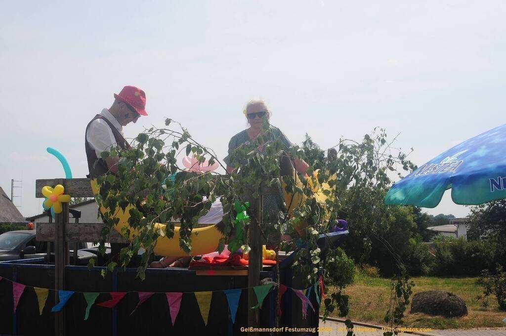 Geißmannsdorf-2026-Festumzug-146 | Festumzug in Geißmannsdorf bei Bischofswerda im Juni 2026. Fotografische Eindrücke und Momentaufnahmen vom Festumzug anläßlich des 800-jährigen Bestehens von Geißmannsdorf - mit Teilnehmern und Gästen, Strohpuppen und geschmückten Vorgärten und Grundstücken - Realisiert mit Pictrs.com
