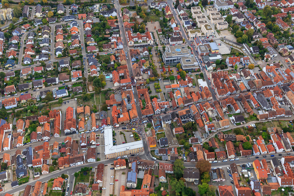Demo "Frauenbündnis Kandel" vs. "AntiFa/Wir sind Kandel/Omas gegen rechts" | Luftbild: Demo "Frauenbündnis Kandel" vs. "AntiFa/Wir sind Kandel/Omas gegen rechts" in Kandel im Bundesland Rheinland-Pfalz in Deutschland. Foto: IMG_111979.jpg vom 06.10.2018 durch Werner Riehm/FLY-FOTO.de - Realisiert mit Pictrs.com