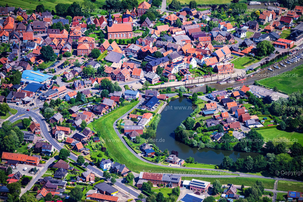 Freiburg_Hafen_Elbe_LK_Stade_ELS_3870130625 | FREIBURG (ELBE) 13.06.2025 Altstadtbereich, Hafen und Stadtzentrum an der Hauptstraße, Hühnerhörne in Freiburg (Elbe) im Bundesland Niedersachsen, Deutschland. // Old town area and city center on the main street, Huehnerhoerne in Freiburg (Elbe) in the state Lower Saxony, Germany. Foto: Martin Elsen