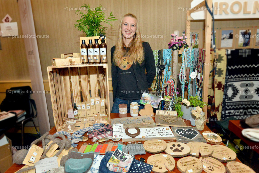 21-news-2022-Okt16-Frauenmesse-WB-SITZPLATZ-WTV_4993 | Info aus dem Bezirk Reutte/Ausserfern Tirol sowie eine umfangreiche Bilddatenbank über die gesamte Region: Lechtal, Talkessel Reutte, Tannheimertal, Zwischentoren. Lech, Plansee, Zugspitze, Grenztunnel, B179, Fernpassstraße, Verkehr, Lawinen, Tradition, - Realisiert mit Pictrs.com