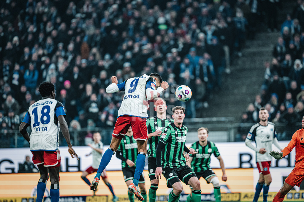 Fußball | Männer | Saison 2023/2024 | 2. Fußball-Bundesliga | 21. Spieltag | Hamburger SV vs. Hannover 96 | 09.02.2024 | Robert Glatzel (#9, HSV) trifft per Kopf zum Tor 3:3