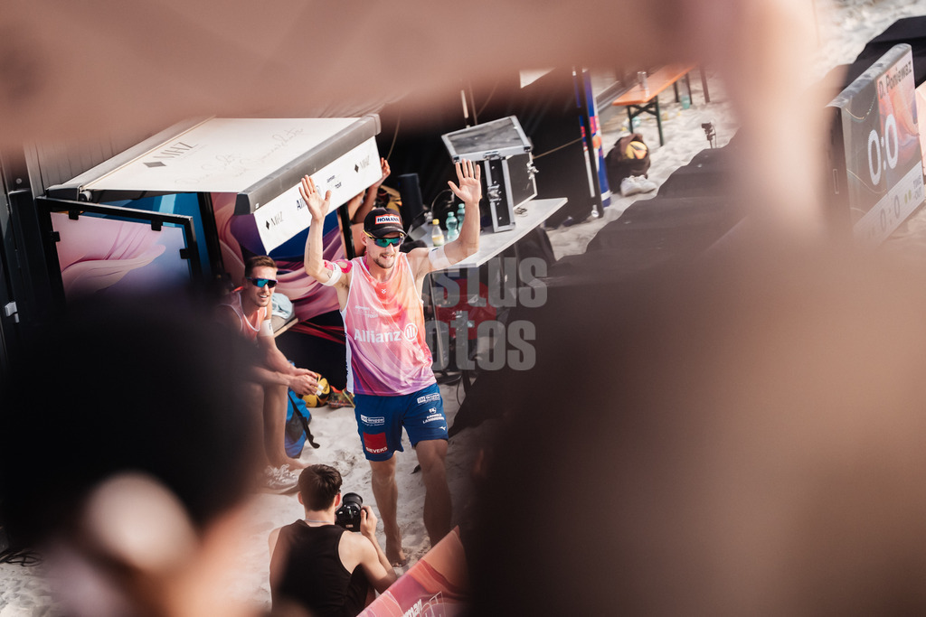Beachvolleyball | Männer | Allianz German Beach Tour 2025 | Tourstop Bremen | 14.06.2025 | Bennet Poniewaz läuft in die Arena ein