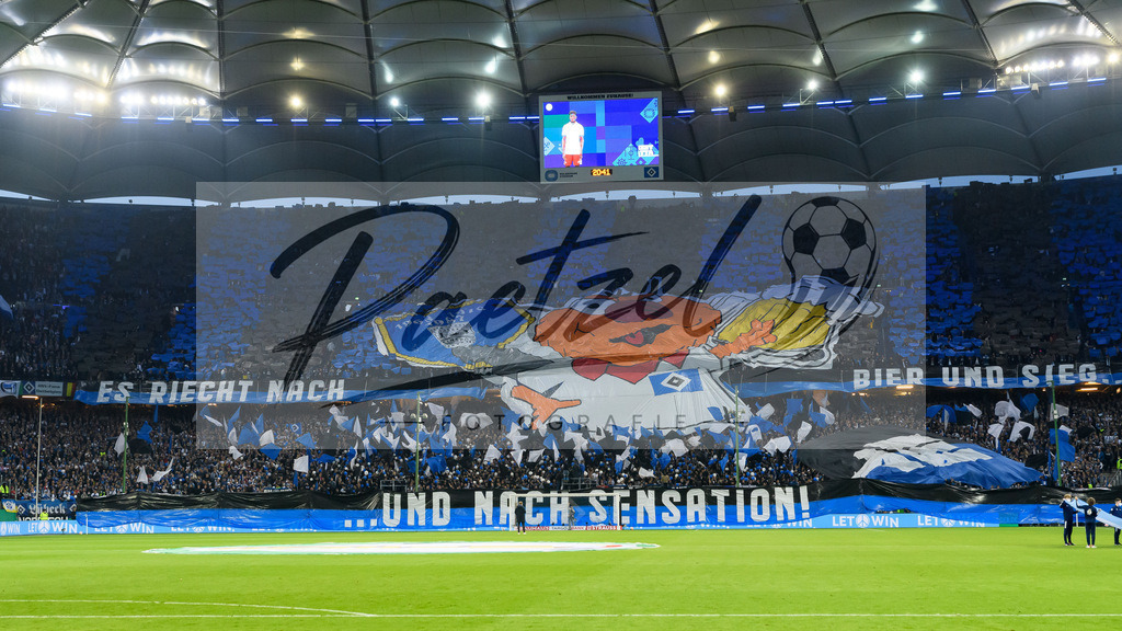 HSVSCF20220419_060 | Fussball, Herren: . Fans von Hamburger SV beim DFB-Pokal-Halbfinalspiel zwischen Hamburger SV und SC Freiburg im Volksparkstadion am 19.04.2022 in Hamburg, Deutschland.DFB / DFL REGULATIONS PROHIBIT ANY USE OF PHOTOGRAPHS AS IMAGE SEQUENCES AND/OR QUASI-VIDEO. - Realisiert mit Pictrs.com