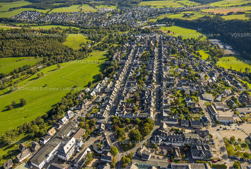 Schmallenberg230910871 | Luftbild, Ortsansicht Wohngebiet Oststraße und Weststraße mit kath. St.-Alexander-Kirche, Schmallenberg, Sauerland, Nordrhein-Westfalen, Deutschland