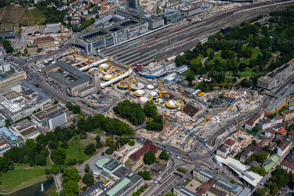 4034684 | STUTTGART 22.07.2020 Bauarbeiten zum Verkehrs- und Städtebauprojekt " Stuttgart 21 " am Hauptbahnhof im Ortsteil Stadtzentrum in Stuttgart im Bundesland Baden-Württemberg. Weiterführende Informationen bei: DB Netz AG,  Deutsche Bahn AG,  Ed. Züblin AG,  GODEL-BETON GmbH,  HTG Ingenieurbüro für Bauwesen GmbH,  Ingenhoven architects GmbH,  SÜLZLE Stahlpartner GmbH,  Vössing Ingenieurgesellschaft mbH. // Building of the main station of the railway and construction site for the development project "Stuttgart 21" in the district Stadtzentrum in Stuttgart in the state of Baden-Wurttemberg. Further information at: DB Netz AG,  Deutsche Bahn AG,  Ed. Zueblin AG,  GODEL-BETON GmbH,  HTG Ingenieurbuero fuer Bauwesen GmbH,  Ingenhoven architects GmbH,  SUeLZLE Stahlpartner GmbH,  Voessing Ingenieurgesellschaft mbH. Foto: Gerhard Launer