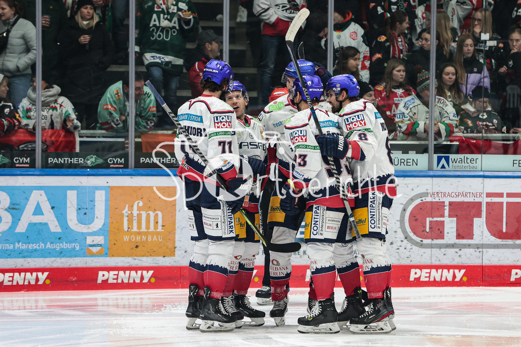 Augsburger Panther - Eisbaeren Berlin | Die Eisbaeren jubeln ueber das Tor zum 2-2 von Matthew WHITE (EBB #97)