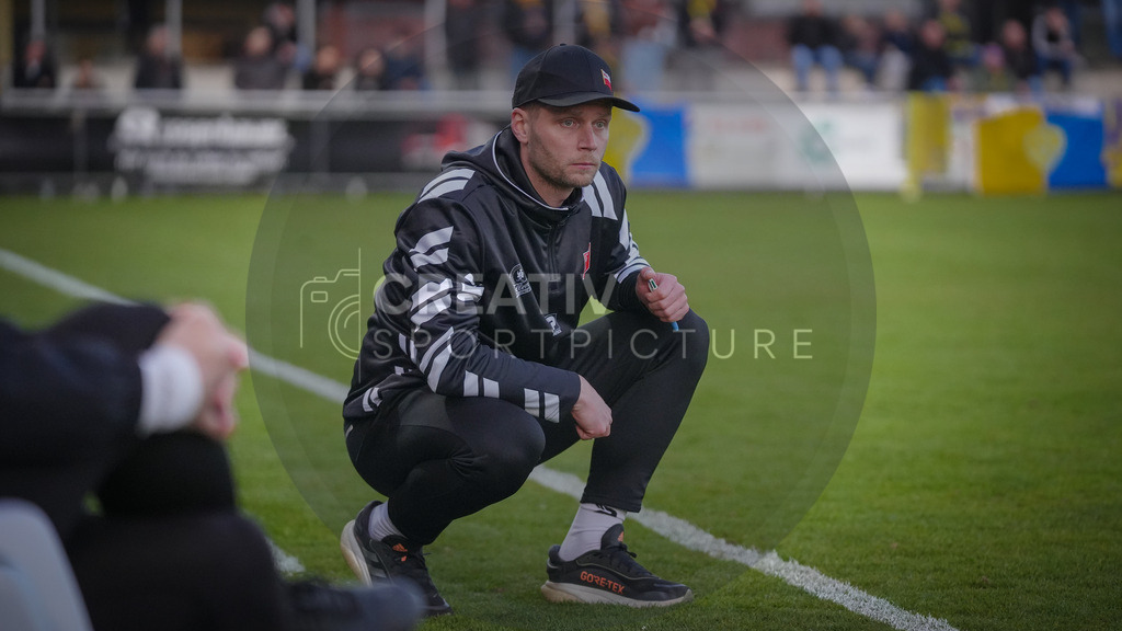 Fußball, Herren, Saison 2025/2026, Regionalliga Nordost, 22. Spieltag, FSV 63 Luckenwalde vs. Hallescher FC, Dienstag 07.04.2026, Werner-Seelenbinder-Stadion Luckenwalde, | Fußball, Herren, Saison 2025/2026, Regionalliga Nordost, 22. Spieltag, FSV 63 Luckenwalde vs. Hallescher FC, Dienstag 07.04.2026, Werner-Seelenbinder-Stadion Luckenwalde, Im Bild: Robert Schröder (Trainer HFC) hockend an der Seitenlinie. - Realisiert mit Pictrs.com