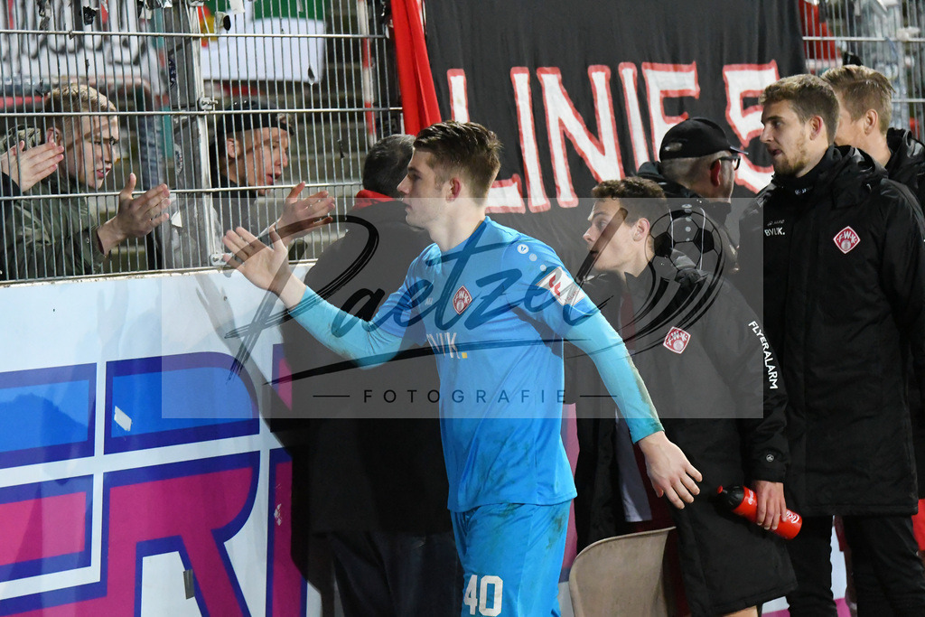 20200214_SCPFWK_0107 | Fussball, Herren: Torhueter Vincent Mueller (FC Wuerzburger Kickers) schaut waehrend des Spiels der 3. Liga zwischen SC Preussen Muenster und FC Wuerzburger Kickers im Preussenstadion am 14.02.2020 in Muenster, Deutschland.DFB / DFL REGULATIONS PROHIBIT ANY USE OF PHOTOGRAPHS AS IMAGE SEQUENCES AND/OR QUASI-VIDEO. - Realisiert mit Pictrs.com
