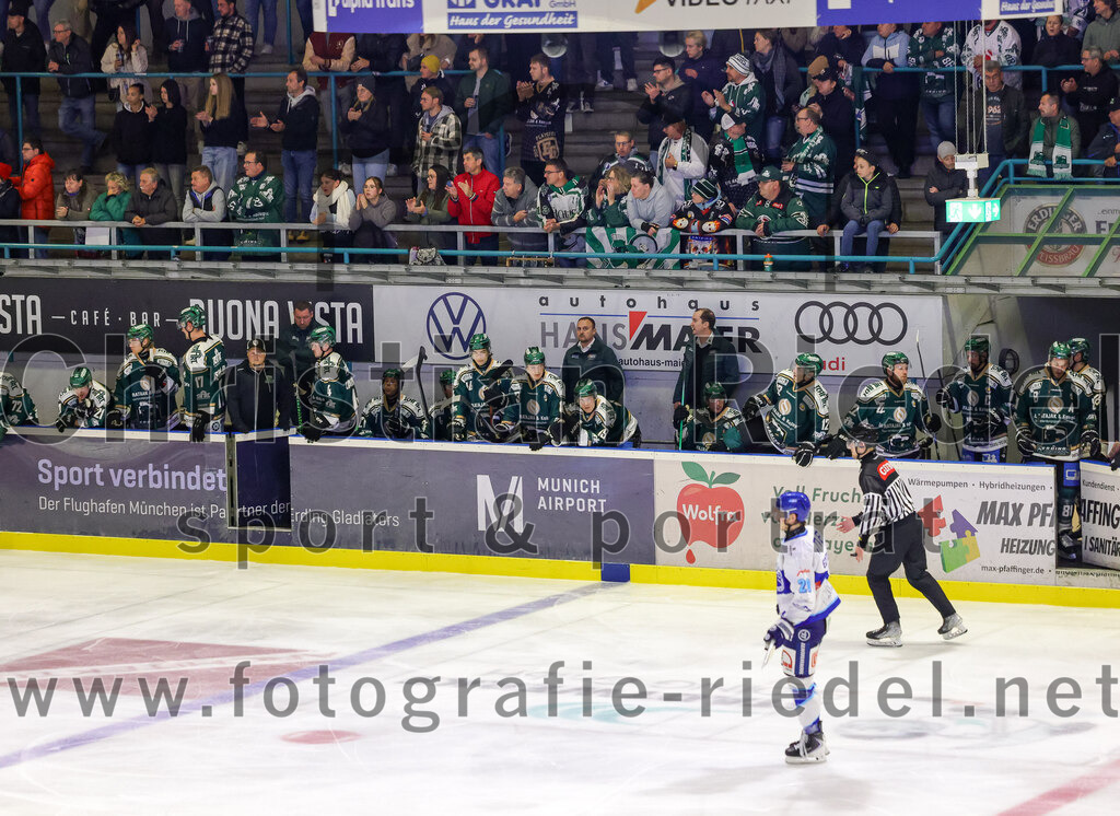 2025-09-26_080_TSV_Erding_gegen_SC_Riessersee | Erding, Deutschland, 26.09.2025:Eishockey, Oberliga Süd 2025 / 2026, 3. Spieltag, TSV Erding gegen SC Riessersee, Endergebnis: 3:5Co-Trainer Maximilian Helling (Erding Gladiators), Teamchef Dominik Quinlan (Erding Gladiators)Foto: Christian Riedel / fotografie-riedel.net