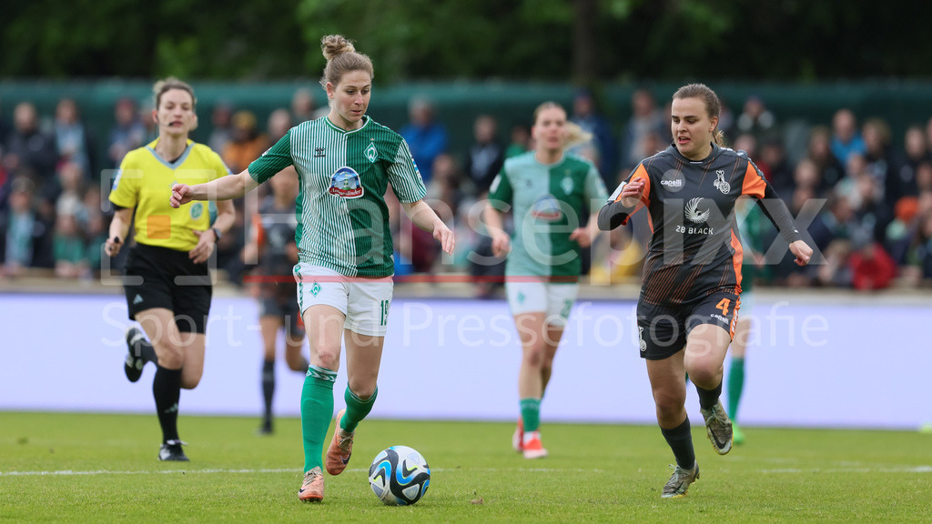Fussball, Google Pixel Frauen-Bundesliga, SV Werder Bremen - MSV Duisburg | v.li.: Saskia Matheis (SV Werder Bremen, 19) und Kara Bathmann (MSV Duisburg, 4) im Zweikampf, Duell, Dynamik, Aktion, Action, Spielszene, DIE DFB-RICHTLINIEN UNTERSAGEN JEGLICHE NUTZUNG VON FOTOS ALS SEQUENZBILDER UND/ODER VIDEOÄHNLICHE FOTOSTRECKEN. DFB REGULATIONS PROHIBIT ANY USE OF PHOTOGRAPHS AS IMAGE SEQUENCES AND/OR QUASI-VIDEO.