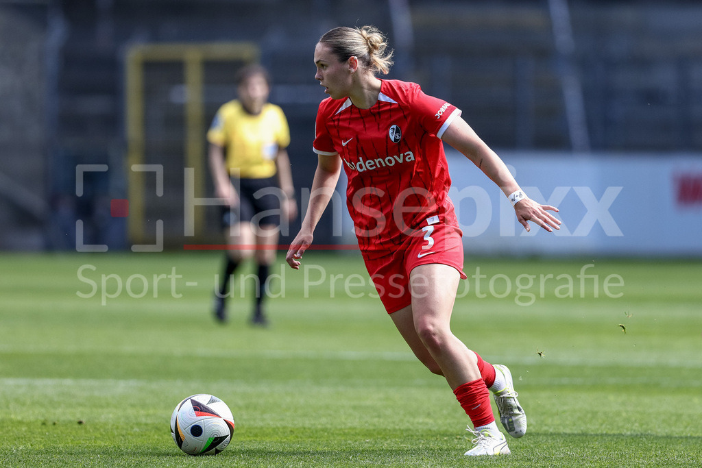 Fussball, Google Pixel Frauen-Bundesliga, SC Freiburg - SV Werder Bremen | Alina Axtmann (SC Freiburg, 3) am Ball, Einzelbild, Ganzkörper, Aktion, Action, Spielszene, DIE DFB-RICHTLINIEN UNTERSAGEN JEGLICHE NUTZUNG VON FOTOS ALS SEQUENZBILDER UND/ODER VIDEOÄHNLICHE FOTOSTRECKEN. DFB REGULATIONS PROHIBIT ANY USE OF PHOTOGRAPHS AS IMAGE SEQUENCES AND/OR QUASI-VIDEO.