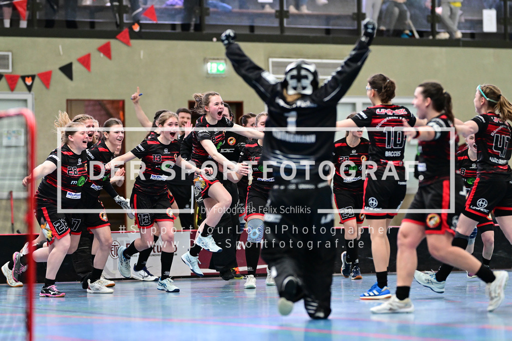 Floorball I Frauen I Saison 2023-2024 I 1. Frauen Floorball-Bundesliga I Playoffs 3. Spieltag I ETV Lady Piranhhas Hamburg - Dümptener Füchse I 48643 | Jubel, Begeisterung, Enthusiasmus, Euphorie, Freude, Glücksgefühl, Heiterkeit bei: Dümptener Füchse Frauen - Realisiert mit Pictrs.com