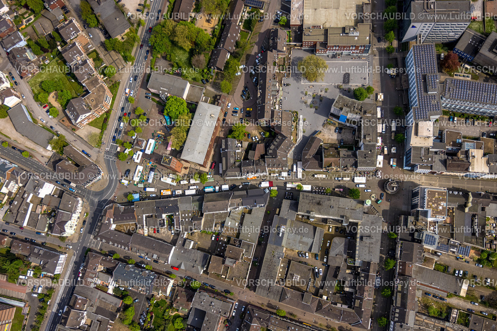 Oberhausen240401884 | Luftbild, Neues Wohnhaus an der Bahnhofstraße Ecke Steinbrinkstraße, City mit Fußgängerzone und Brunnen, Kleiner Markt, Senkrechtaufnahme, Sterkrade Mitte, Oberhausen, Ruhrgebiet, Nordrhein-Westfalen, Deutschland
