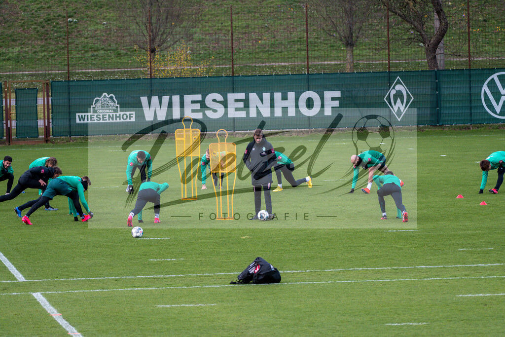 20200218_TRASVW_0066 | Fussball, Herren: Trainer Florian Kohfeldt (SV Werder Bremen) schaut waehrend der Trainingseinheit des SV Werder Bremen auf dem wohninvest Weserstadion Trainingsplatz am 18.02.2020 in Bremen, Deutschland. - Realisiert mit Pictrs.com