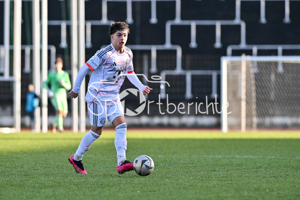 TSV Schwaben Augsburg - FC Bayern Amateure | AUGSBURG, GERMANY - 29. NOVEMBER: am Ball Jussef NASRAWE (FC Bayern München II 3) / Einzelfoto / Freisteller beim Ligaspiel zwischen dem TSV Schwaben Augsburg und den Amateuren des FC Bayern am 20. Spieltag der Regionalliga Bayern im Rosenaustadion