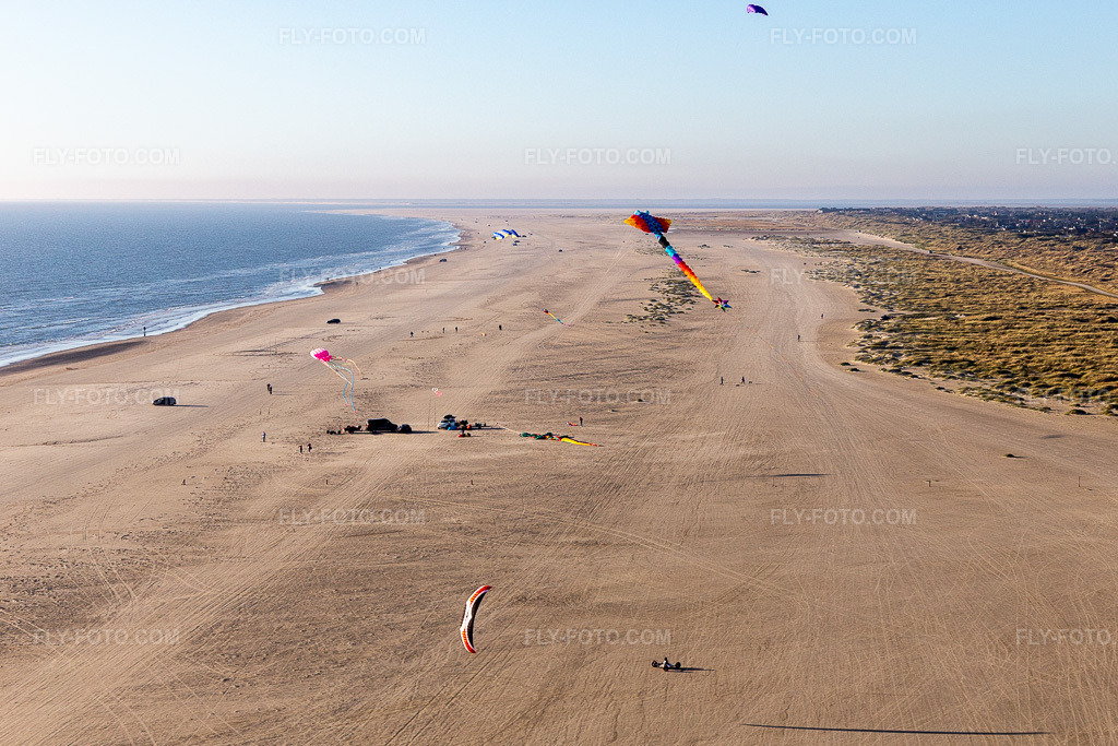 Aerial view: Colorful kites above the sandy beach on the west coast of the North Sea island of Fanø in Fanø in the state South Denmark, Denmark.Photo: IMG_118810.jpg taken on 09/21/2019 by Werner Riehm/FLY-FOTO.comResolution of the original: 4318 x 2879 px