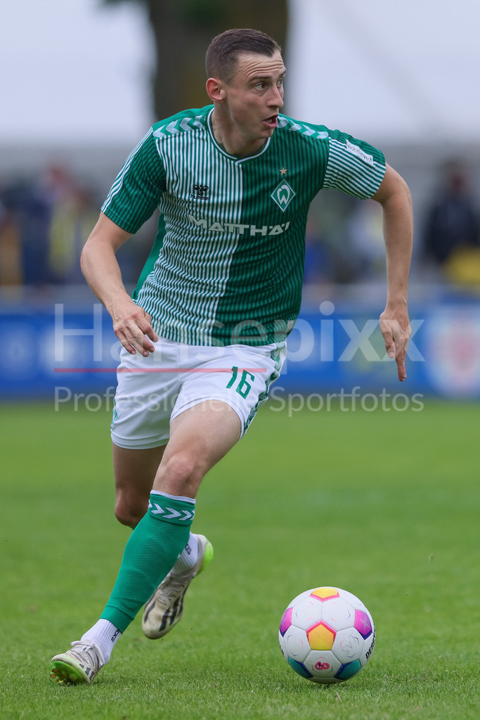 Fussball, Relegation Regionalliga Nord, SV Werder Bremen II - Holstein Kiel II | v.li.: Maik Lukowicz (SV Werder Bremen II, 16) am Ball, Freisteller, Einzelbild, Ganzkörper, Aktion, Action, Spielszene