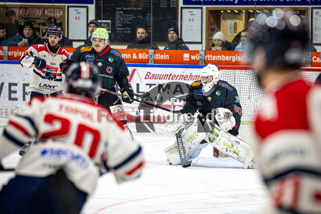 Peißenberg MINERS gegen ESC Kempten SHARKS | Eishockey Bayernliga 2025/26 Vorrunde 12. Spieltag, Peißenberg MINERS gegen ESC Kempten SHARKS, 20251121,Torwart Xaver NAGEL (MINERS Goali 80),2025-11-21 in Peißenberg (flatbuy Arena Peißenberg), Martin HLOZEK (SHARKS 87), Martin LIDL (MINERS Kapitän 44), Xaver NAGEL (MINERS Goali 80)Copyright: WolfgangxLindner www.foto-lindner.de