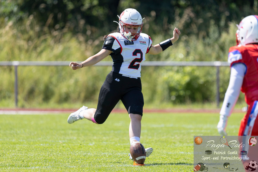 GFLW 1: German Football League Women 1: Rodgau Pioneers Ladies - Stuttgart Scorpions Sisters, 07.06.2026 | Lamis Nada Guerrouchi (Stuttgart Scorpions Sisters #2) kickt den Ball, Freisteller, Portrait / Porträt, Rodgau Pioneers Ladies - Stuttgart Scorpions Sisters, Rodgau, Maingau-Energie-Stadion "Am Weichsee", 7.6.2026 - Realisiert mit Pictrs.com