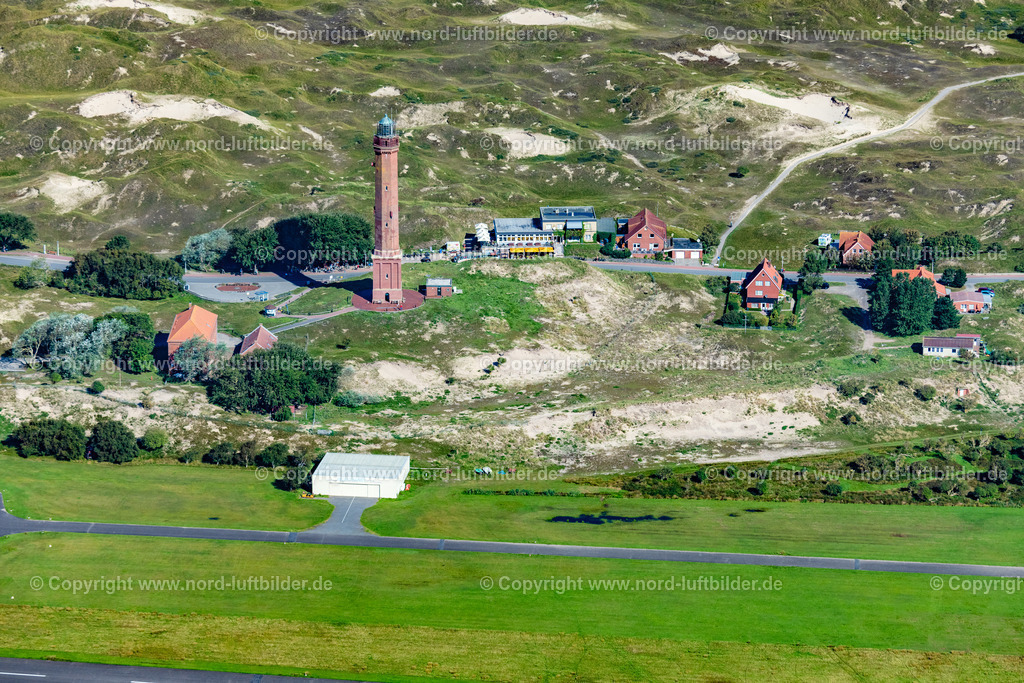 Norderney_Leuchtturm_ELS_6072050923 | NORDERNEY 05.09.2023 Leuchtturm in der Dünenlandschaft der Insel Norderney im Bundesland Niedersachsen. // Illuminated tower in the dunes of the island of Norderney in Lower Saxony. Foto: Martin Elsen