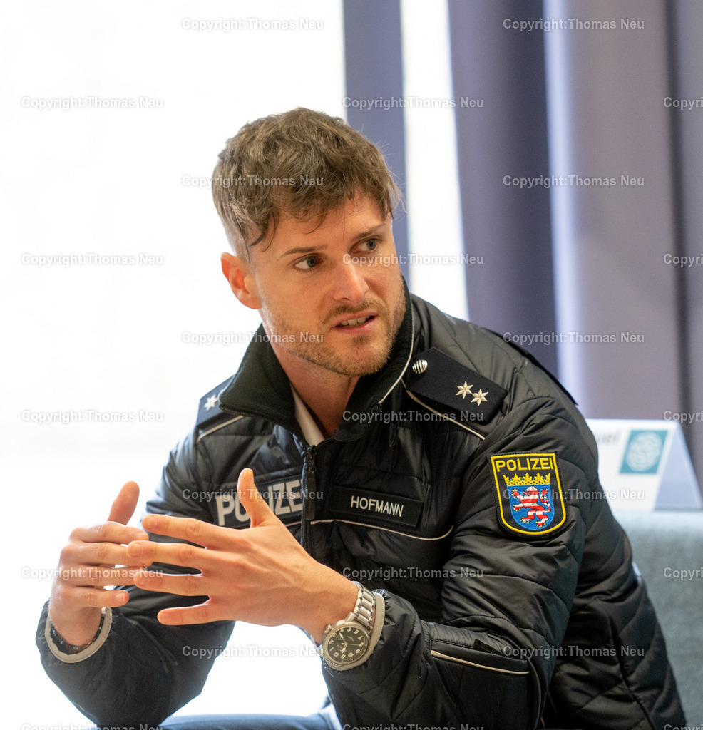 DSC_8870 | bbe,  Geschwister-Scholl-Schule, Bensheim: Projekttag für die siebte Jahrgangsstufe "Brich Dein Schweigen – hinter jedem Missbrauch steckt ein Gesicht“ am Dienstag, den 01.04.2025, Bild:  Kriminalkommissar Johannes Emanuel Hofmann, E, Bild: Thomas Neu