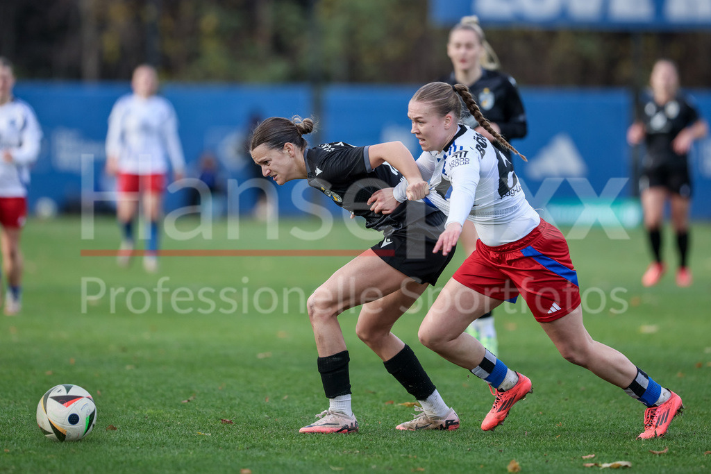 Fussball, DFB-Pokal Frauen, Hamburger SV - FC Carl Zeiss Jena | v.li.: Anna Margraf (FC Carl Zeiss Jena, 18) und Annaleen Böhler (Hamburger SV, 6) im Zweikampf, Duell, Dynamik, Aktion, Action, Spielszene, DIE DFB-RICHTLINIEN UNTERSAGEN JEGLICHE NUTZUNG VON FOTOS ALS SEQUENZBILDER UND/ODER VIDEOÄHNLICHE FOTOSTRECKEN. DFB REGULATIONS PROHIBIT ANY USE OF PHOTOGRAPHS AS IMAGE SEQUENCES AND/OR QUASI-VIDEO.